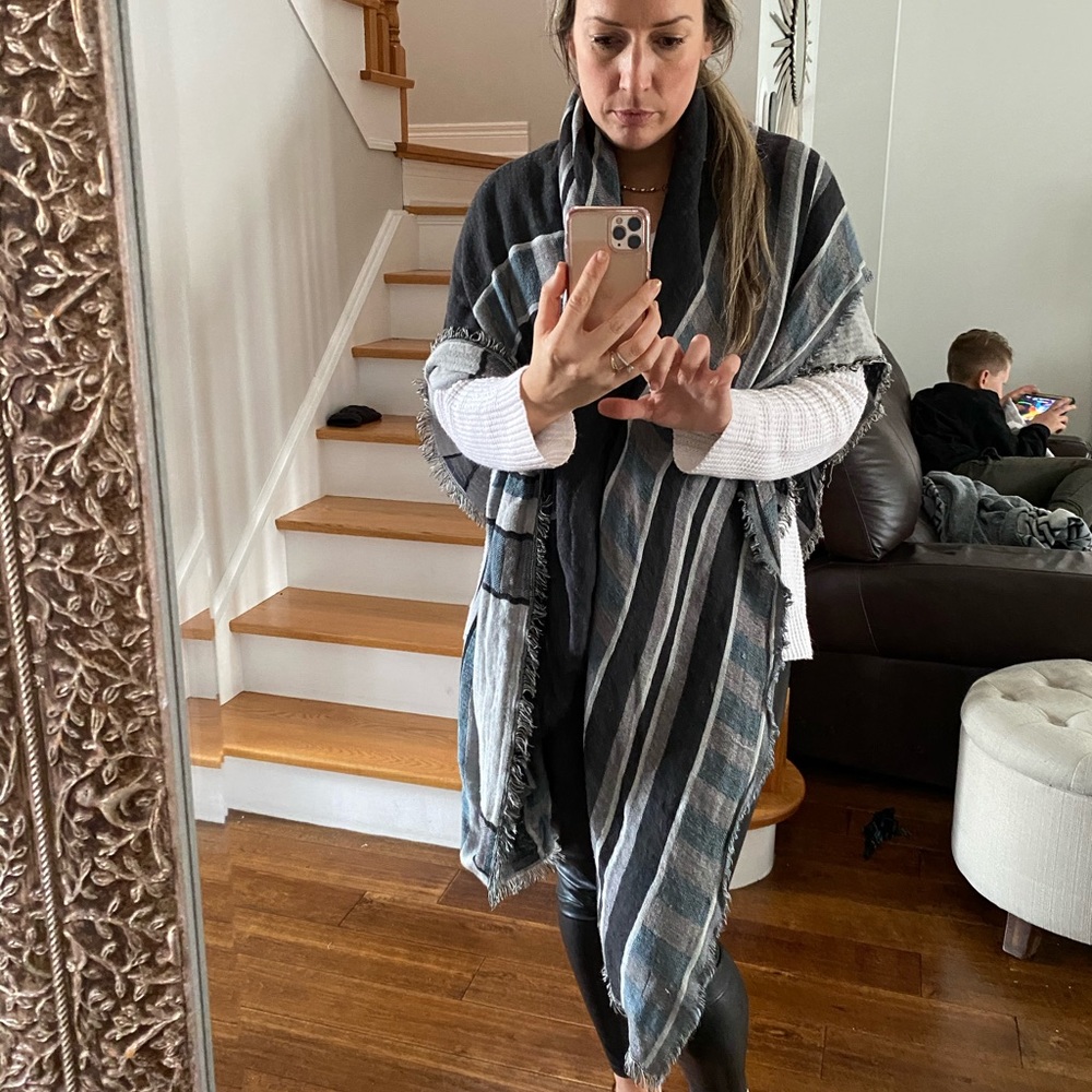 Reversible Aritzia Wilfred blanket scarf
